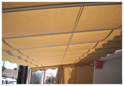 Toldo plano entre pared