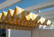 Toldo plano entre pared